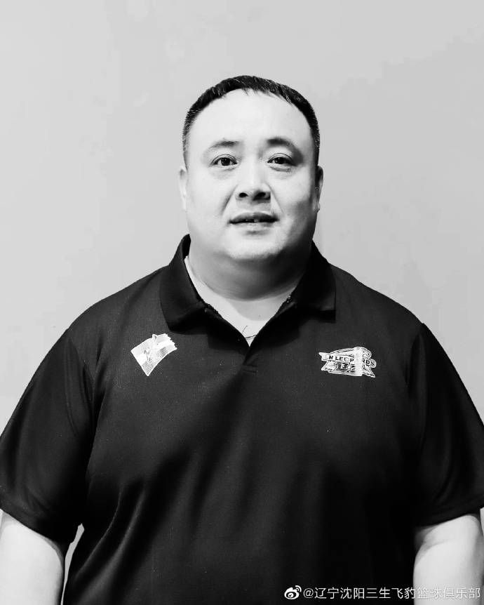于是，他便坐在露台的躺椅上，享受着东京百米高空上的独特风景与寒风。